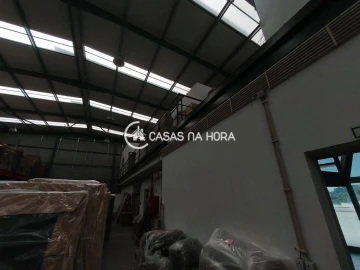 Armazém para Arrendamento em Rio de Mouro