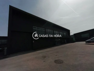 Armazém para Arrendamento em Rio de Mouro