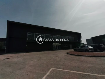 Armazém para Arrendamento em Rio de Mouro