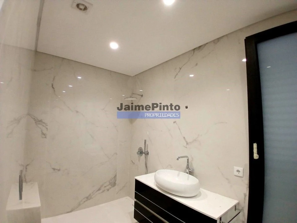 Moradia T4 para Venda em Espinho Foto 3