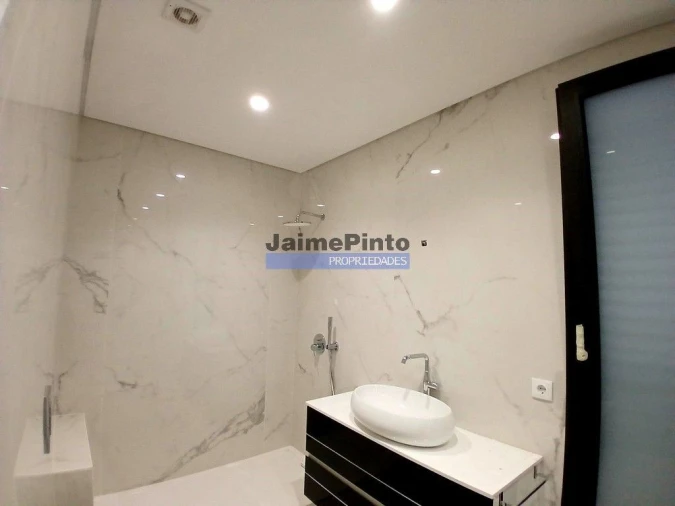 Moradia T4 para Venda em Espinho Foto 3