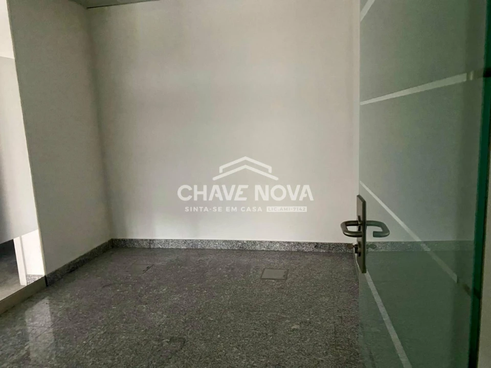 Loja para Arrendamento em Paranhos Foto 13