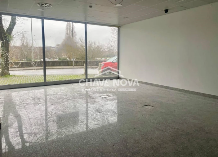 Loja para Arrendamento em Paranhos Foto 6