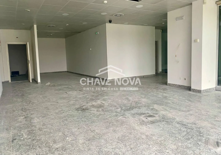 Loja para Arrendamento em Paranhos Foto 7