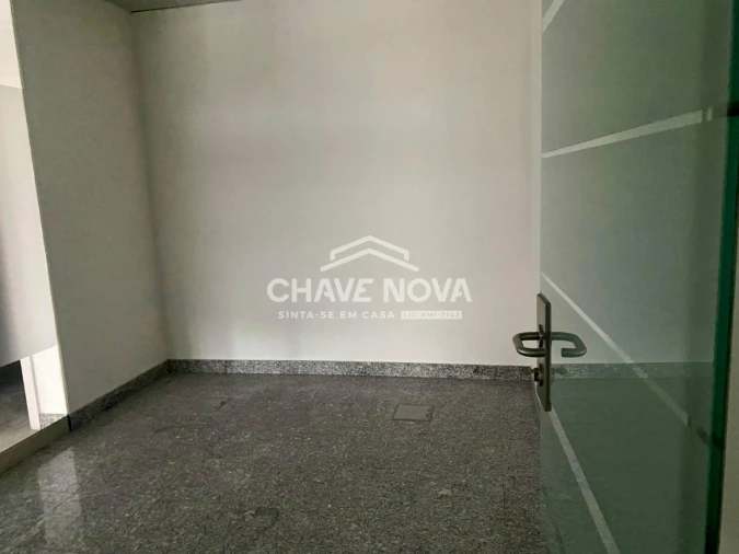 Loja para Arrendamento em Paranhos Foto 13