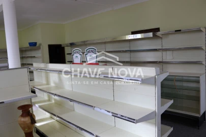 Loja para Arrendamento em Requeixo, Nossa Senhora de Fátima e Nariz