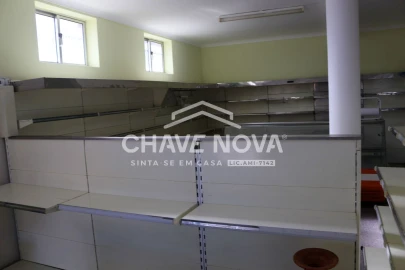 Loja para Arrendamento em Requeixo, Nossa Senhora de Fátima e Nariz