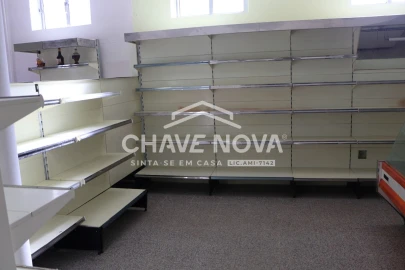 Loja para Arrendamento em Requeixo, Nossa Senhora de Fátima e Nariz