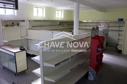Loja para Arrendamento em Requeixo, Nossa Senhora de Fátima e Nariz