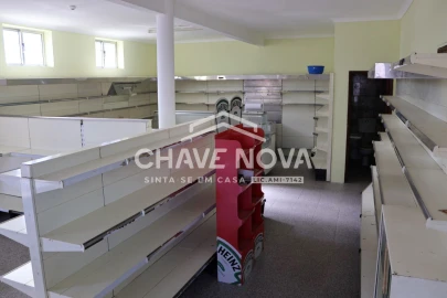 Loja para Arrendamento em Requeixo, Nossa Senhora de Fátima e Nariz