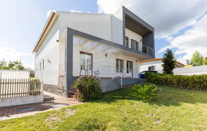 Moradia T5 para Venda em Carvoeira e Carmões