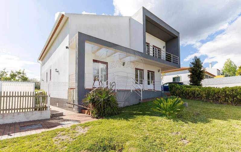 Moradia T5 para Venda em Carvoeira e Carmões Foto 2