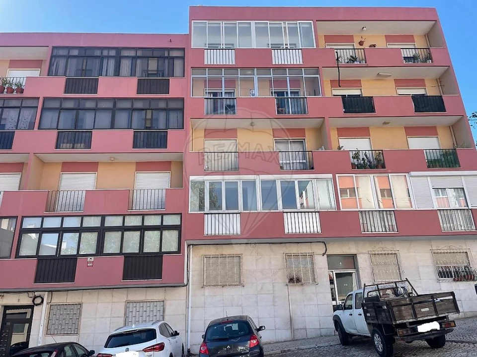 Apartamento T1 para Venda em Queluz e Belas Foto 1