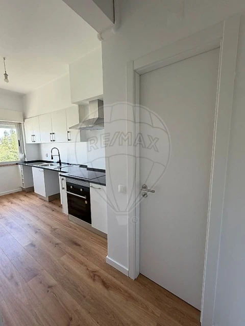 Apartamento T2 para Arrendamento em Agualva e Mira-Sintra
