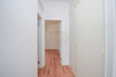 Apartamento T2 para Arrendamento em Agualva e Mira-Sintra
