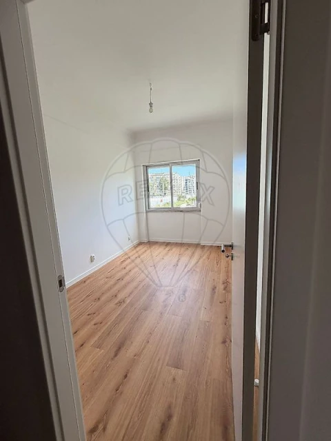 Apartamento T2 para Arrendamento em Agualva e Mira-Sintra
