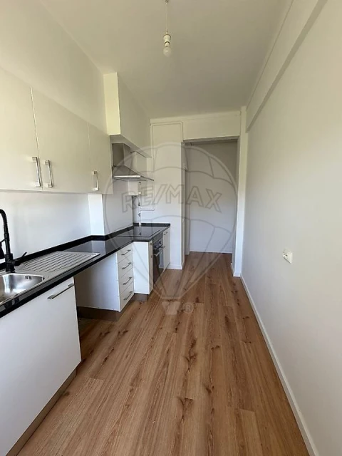 Apartamento T2 para Arrendamento em Agualva e Mira-Sintra
