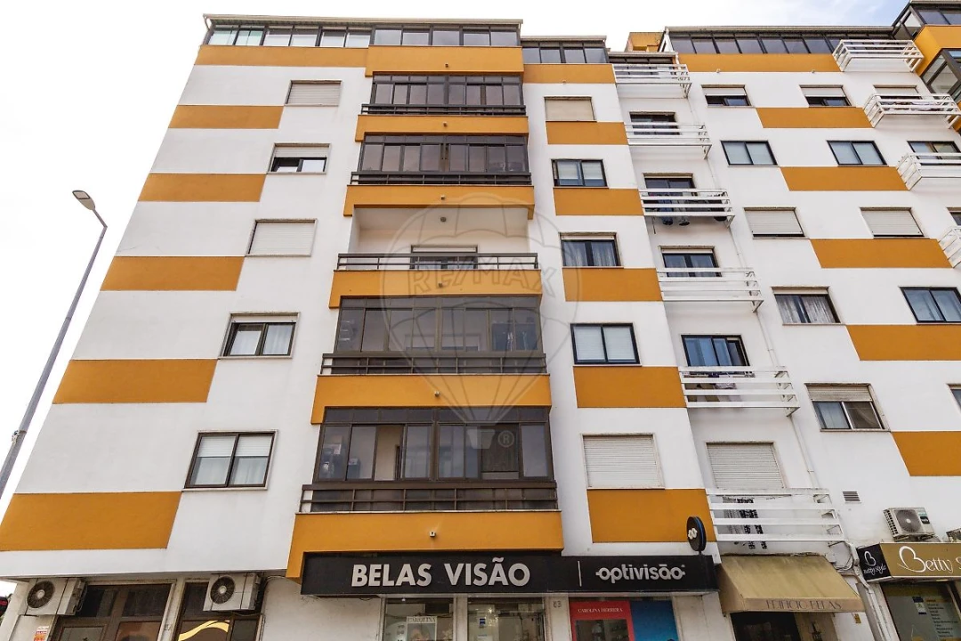 Apartamento T2 para Venda em Queluz e Belas Foto 1