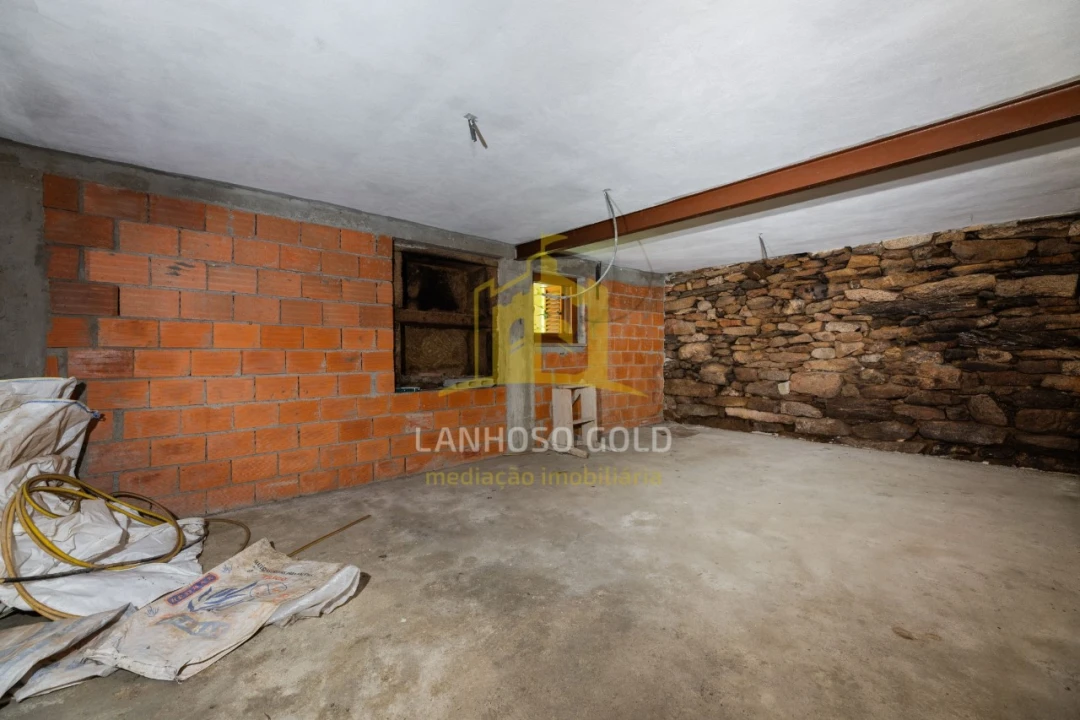 Moradia T4 para Venda em Salto Foto 2