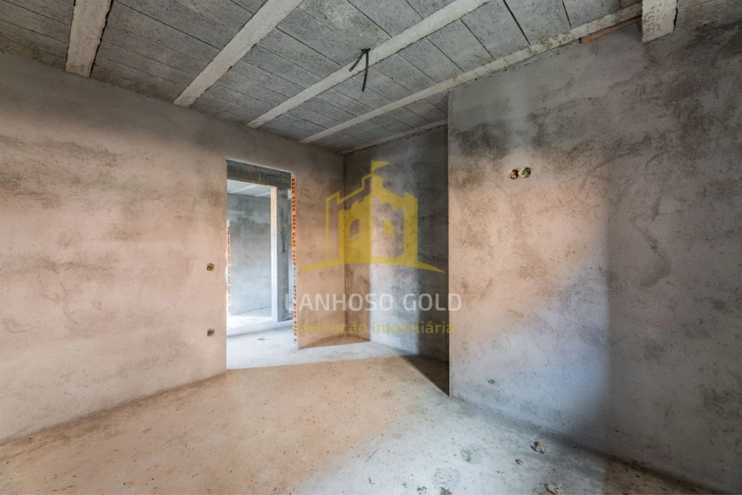 Moradia T4 para Venda em Salto Foto 5