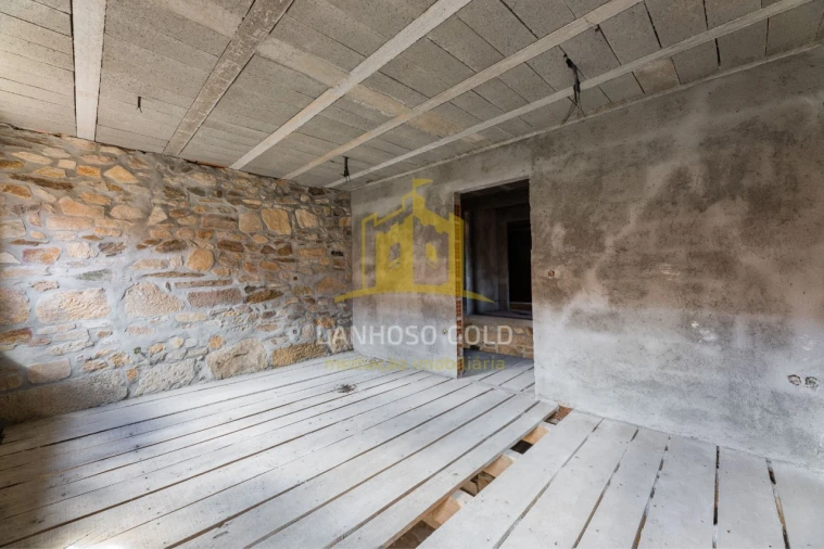 Moradia T4 para Venda em Salto Foto 8