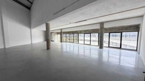 Armazém para Arrendamento em Santo Tirso, Couto (Santa Cristina e São Miguel) e Burgães