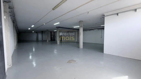 Armazém para Arrendamento em Santo Tirso, Couto (Santa Cristina e São Miguel) e Burgães