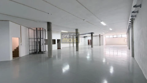 Armazém para Arrendamento em Santo Tirso, Couto (Santa Cristina e São Miguel) e Burgães