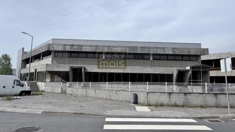 Armazém para Arrendamento em Santo Tirso, Couto (Santa Cristina e São Miguel) e Burgães