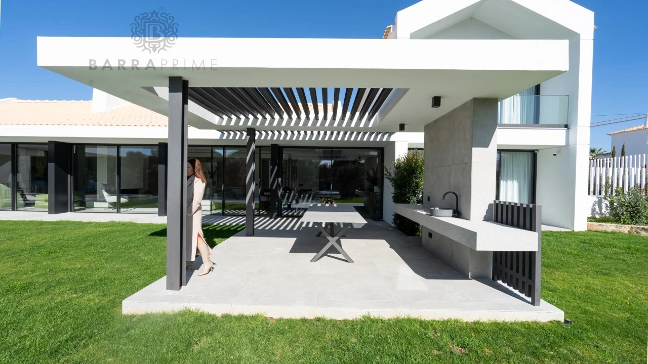 Moradia T6 para Venda em Quarteira Foto 6