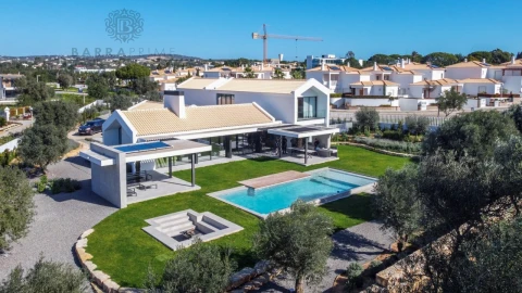 Moradia T6 para Venda em Quarteira