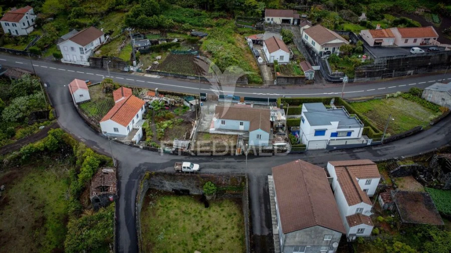Moradia T2 para Venda em Lajes do Pico Foto 3