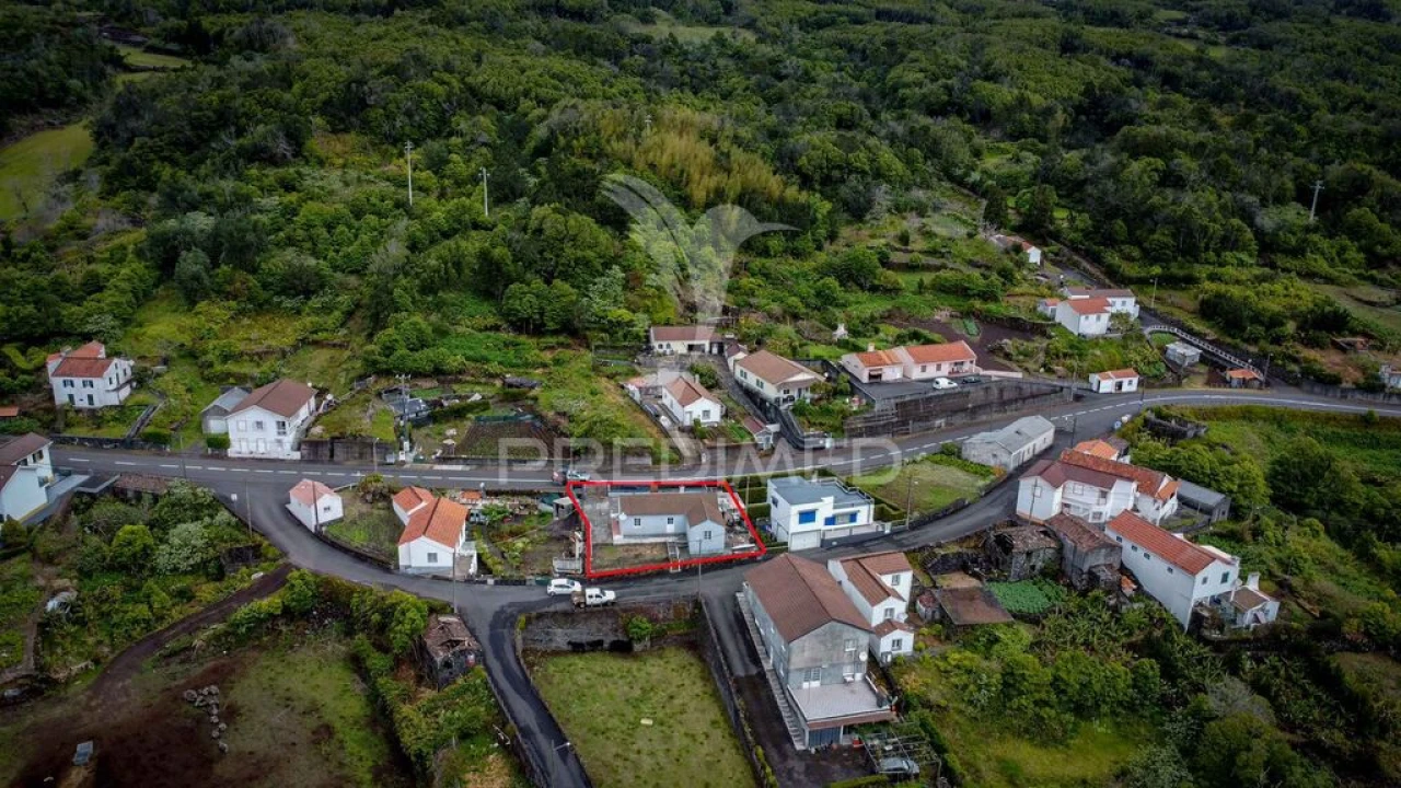 Moradia T2 para Venda em Lajes do Pico Foto 6