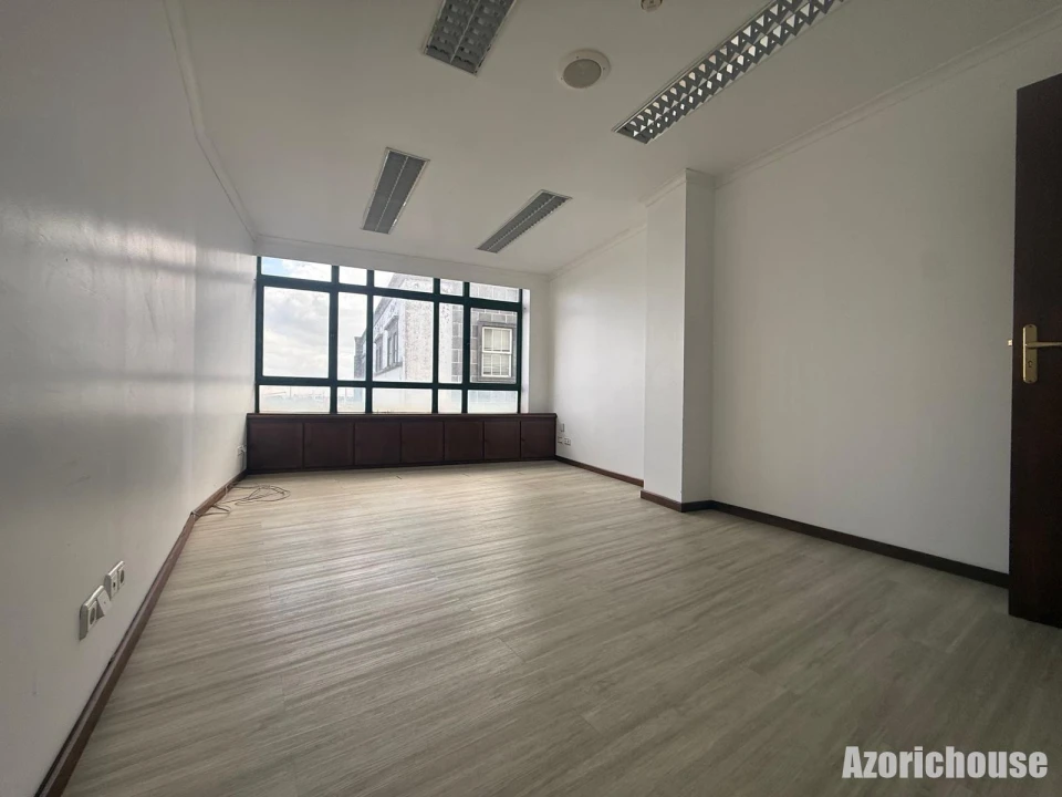 Escritório para Arrendamento em Ponta Delgada (São Sebastião) Foto 7