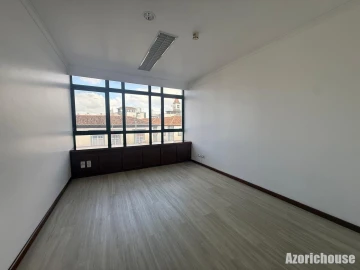 Escritório para Arrendamento em Ponta Delgada (São Sebastião)