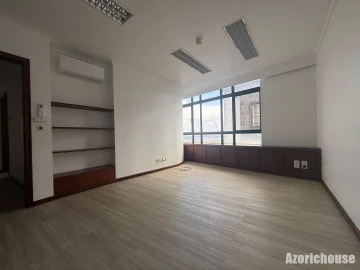 Escritório para Arrendamento em Ponta Delgada (São Sebastião)