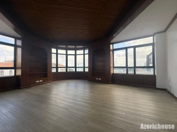 Escritório para Arrendamento em Ponta Delgada (São Sebastião)