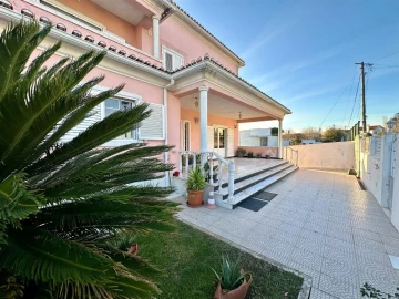 Moradia T4 para Venda em Rio de Mouro