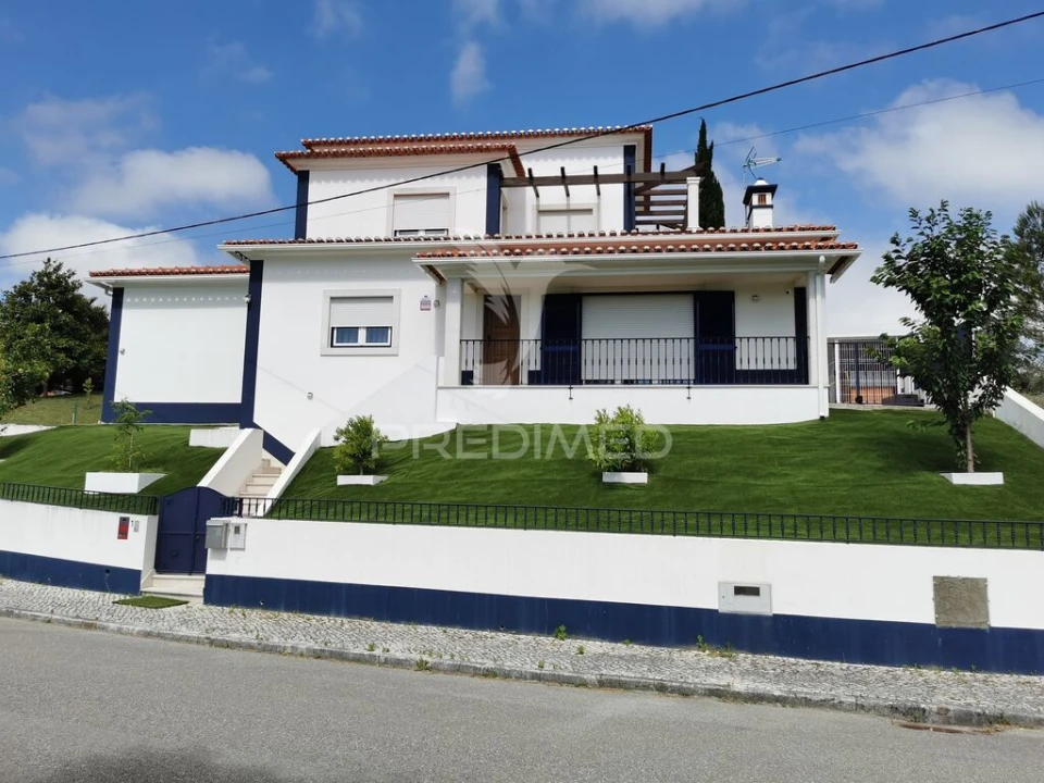 Moradia T4 para Venda em Além da Ribeira e Pedreira Foto 1