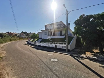 Moradia T4 para Venda em Além da Ribeira e Pedreira