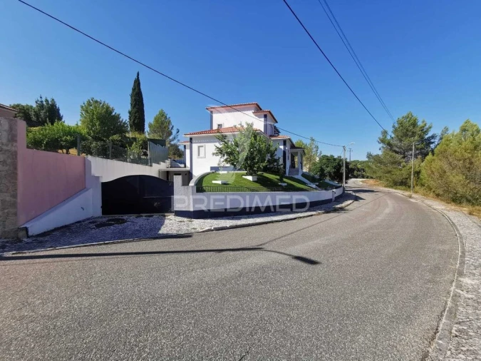 Moradia T4 para Venda em Além da Ribeira e Pedreira Foto 4