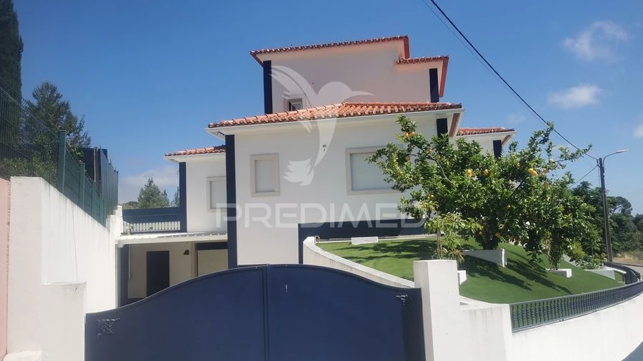 Moradia T4 para Venda em Além da Ribeira e Pedreira