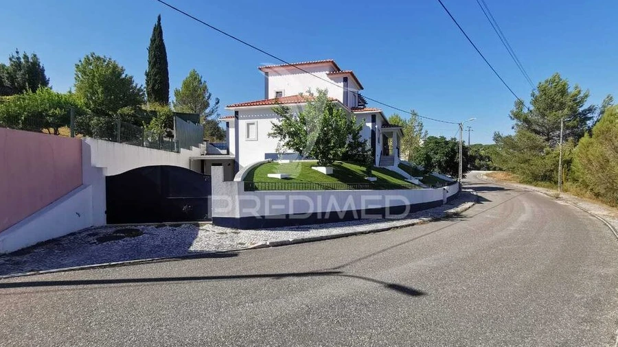 Moradia T4 para Venda em Além da Ribeira e Pedreira