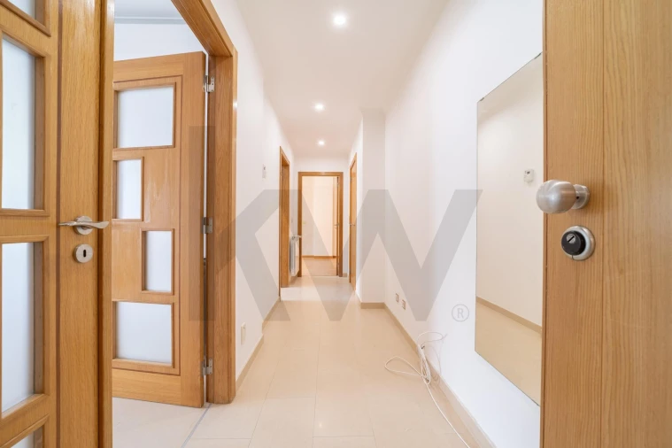 Apartamento T1 para Arrendamento em Mina de Água Foto 7