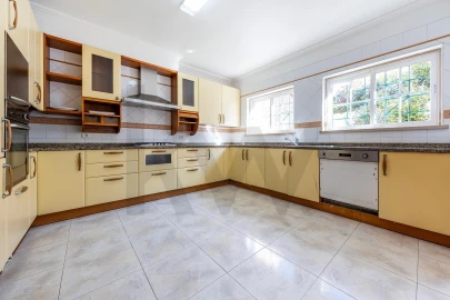 Moradia T3 para Arrendamento em Alcabideche