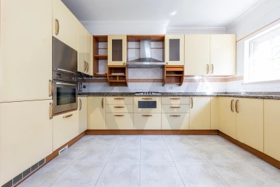 Moradia T3 para Arrendamento em Alcabideche