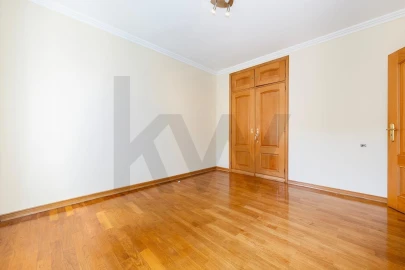 Moradia T3 para Arrendamento em Alcabideche