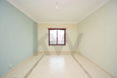 Apartamento T2 para Venda em Ramada e Caneças