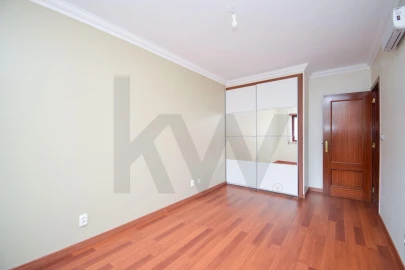 Apartamento T2 para Venda em Ramada e Caneças