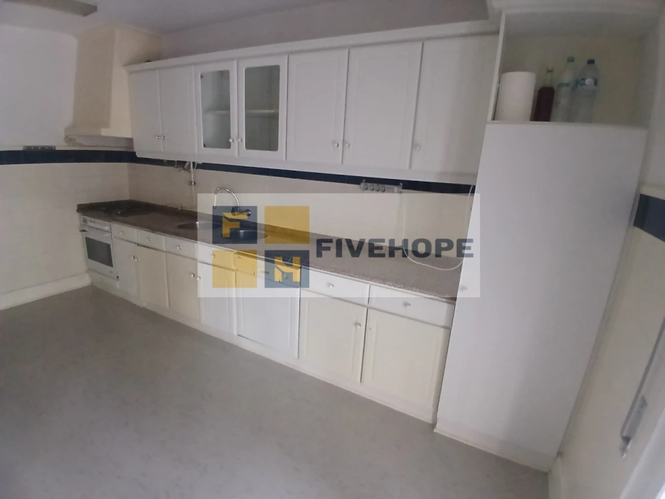 Apartamento T4 para Venda em Santo Antonio dos Olivais Foto 9